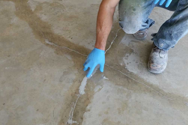 Réparation de fissure dans un sol en béton