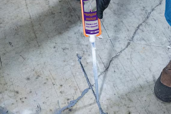 Réparation fissure ciment avec scellant industriel