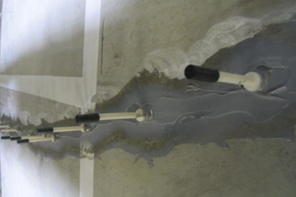 Réparation de fissures dans un mur en béton.