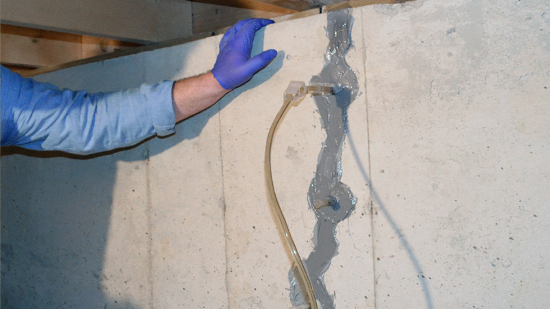 Injection de résine dans fissure de mur en béton.