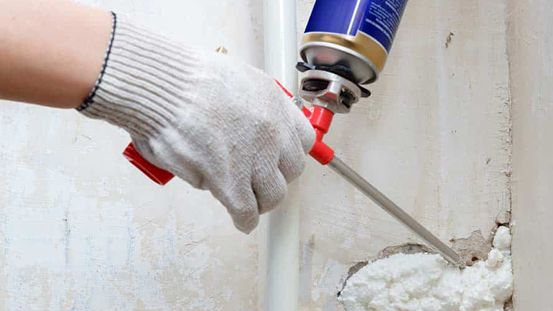 Application de mousse isolante murale