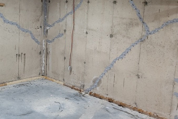 Murs de béton avec fissures réparées