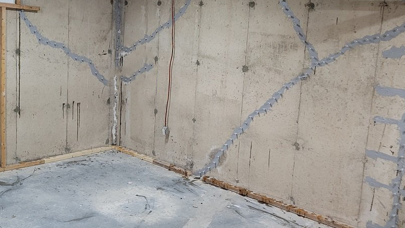 Murs de béton avec fissures réparées