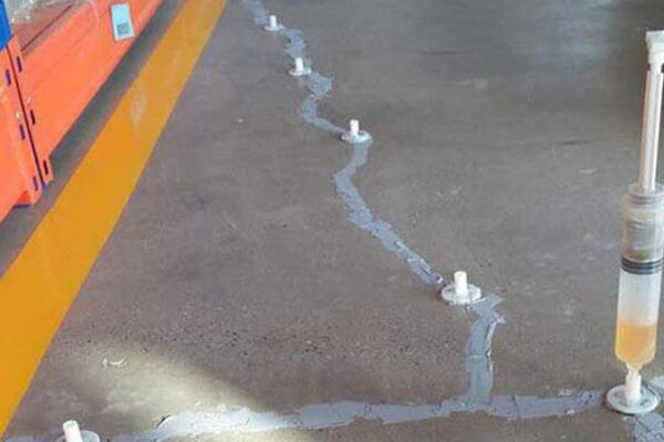 Réparation de fissures dans le sol en béton