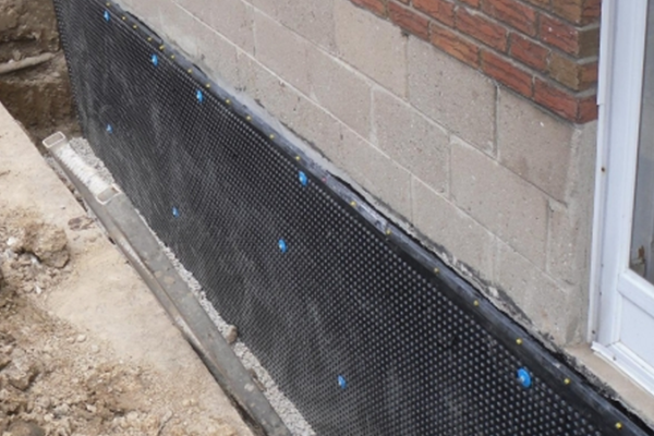 Isolation murale extérieure pour fondation maison.