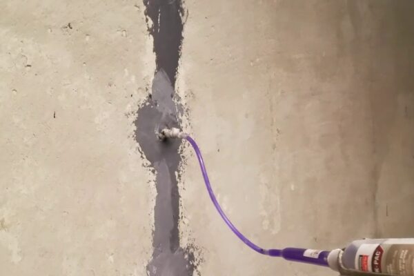 Réparation de fissure murale avec injection.