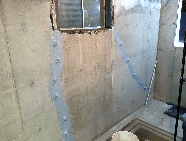 Réparation de fissures sur mur en béton.