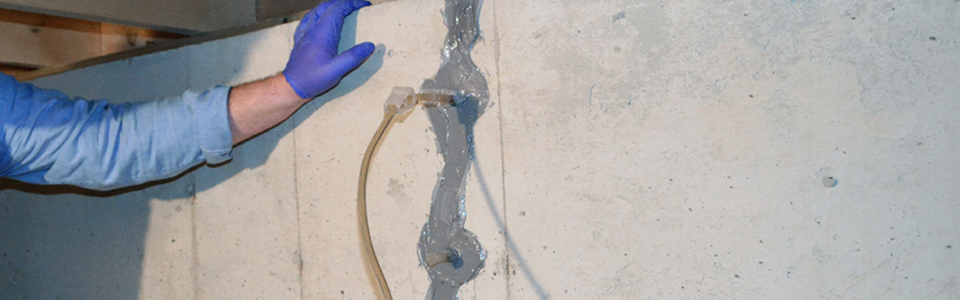 Injection de résine pour réparer une fissure murale.