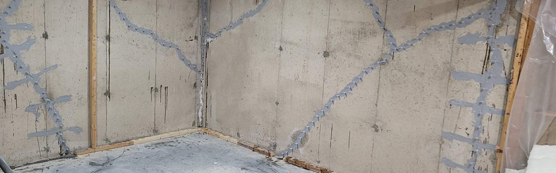 Réparations de fissures sur mur en béton.