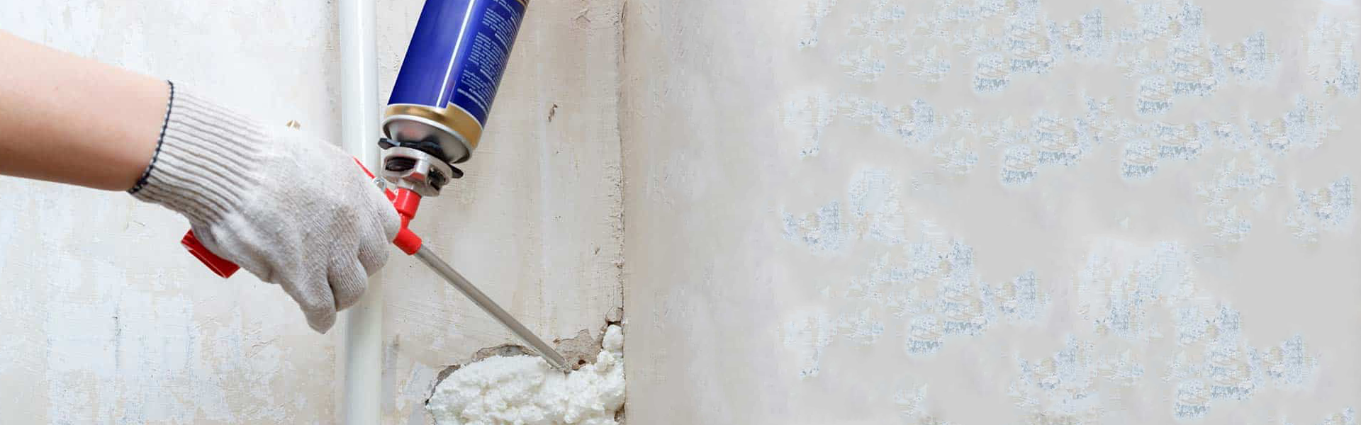 Application de mousse expansée sur mur